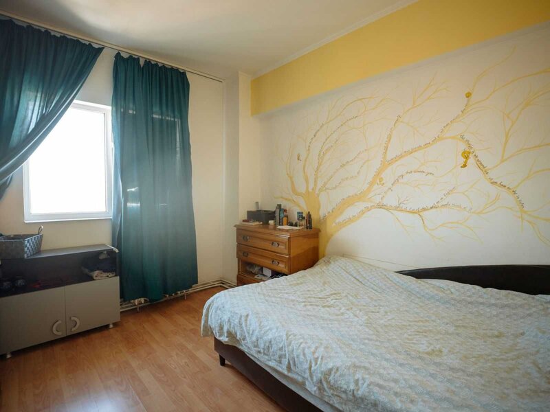 Margeanului, apartament 4 camere, 82 mp, 2 bai, centrala proprie.