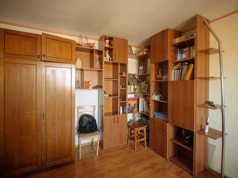 Margeanului, apartament 4 camere, 82 mp, 2 bai, centrala proprie.
